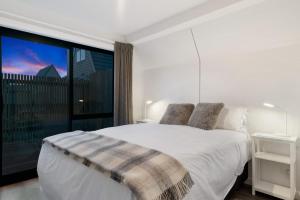 Voodi või voodid majutusasutuse Charming A-Frame Retreat in Historic Arrowtown toas