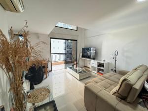 a living room with a couch and a tv at Duplex no centro de Belém - Proximo a nova Doca in Belém