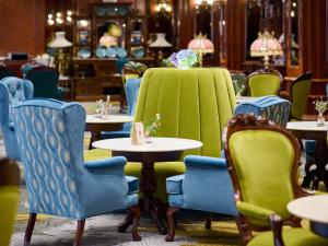 a dining room with tables and chairs and tables and chairs at Grand Mercure Imperial Palace Seoul Gangnam in Seoul