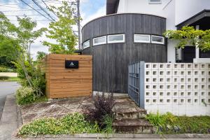 Cocoro Villa With Sauna في هيروشيما: منزل أمامه سور خشبي +100 صورة