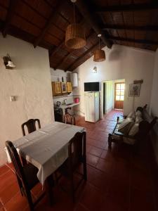 コロニア・カルロス・ペジェグリニにあるHostel El Paso Iberaのキッチン、ダイニングルーム(テーブル付)