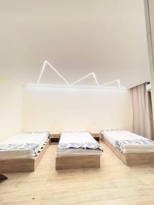 Postel nebo postele na pokoji v ubytování Mazaya Pyramids view inn