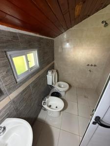 コロニア・カルロス・ペジェグリニにあるHostel El Paso Iberaのトイレと洗面台のある小さなバスルーム +7枚の写真