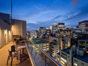 東京にあるイビススタイルズ東京銀座 Eastの市街の景色を望むバルコニー(椅子付)