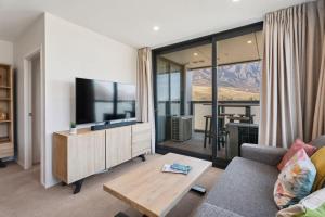 Et tv og/eller underholdning på Modern apartment with fantastic mountain views