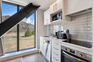 Køkken eller tekøkken på Modern apartment with fantastic mountain views + 7 billeder