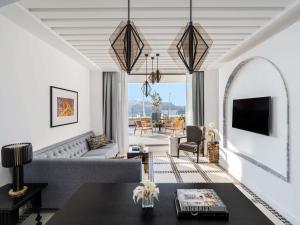 ラバトにあるFairmont La Marina Rabat Sale Hotelのソファとテーブルのあるリビングルーム