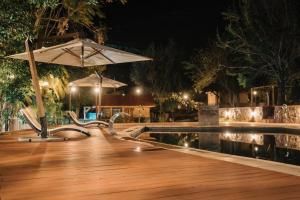 an umbrella next to a pool at night at Hotel Dorys de Lourdes in Pisco Elqui