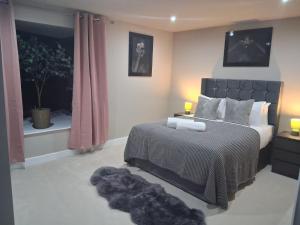 Кровать или кровати в номере 3 Bed Penthouse, 2Free Parking Spaces Close to BHX NEC