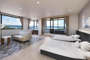 a bedroom with two beds and a bathroom with a tub at Ooedo Onsen Monogatari Premium Shima Saichoraku in Shima