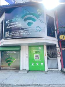 a store front with a green door and a sign at Apartamento 03 São Brás COP30 in Belém