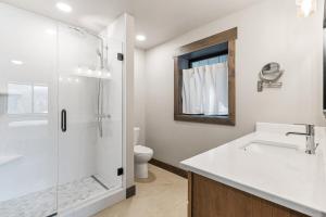 Un baño con ducha, lavabo e inodoro. en Ski Haven, en Sandpoint