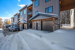 un estacionamiento frente a un edificio en la nieve en Ski Haven, en Sandpoint