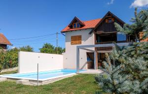a house with a swimming pool in the yard at Beautiful Home In Klostar Ivanic in Kloštar Ivanić