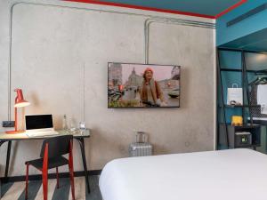 Giường trong phòng chung tại ibis Styles Barcelona Sant Joan Despi
