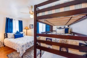 Postel nebo postele na pokoji v ubytování River Front - Fishing dolphins views galore