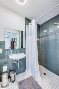 Koupelna v ubytování River Front - Fishing dolphins views galore