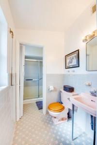 Koupelna v ubytování River Front - Fishing dolphins views galore