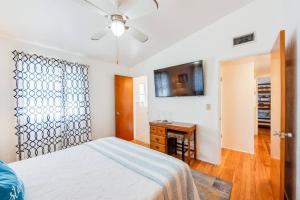 Postel nebo postele na pokoji v ubytování River Front - Fishing dolphins views galore + 41 fotografií