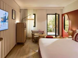 una habitación de hotel con una cama y una mesa en Le Talaia Hôtel & Spa Biarritz - MGallery Collection, en Biarritz 109 fotos más