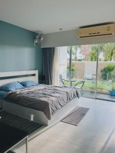 Ένα ή περισσότερα κρεβάτια σε δωμάτιο στο Beautiful apartment by the seaside, terrace pool, free gym