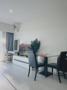 Χώρος καθιστικού στο Beautiful apartment by the seaside, terrace pool, free gym