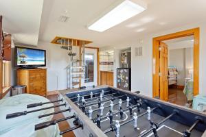 une grande table de billard dans un salon dans l'établissement 6002 - Cedar Sandcastle, à Croatan Shores