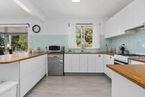 Kuchyň nebo kuchyňský kout v ubytování Pumicestone Porch