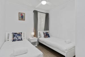 Postel nebo postele na pokoji v ubytování Pumicestone Porch