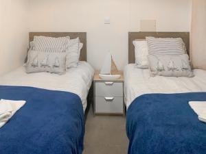 due letti uno accanto all'altro in una camera da letto di Sunset Lodge a Lancaster Altre 4 foto