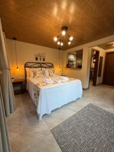 a bedroom with a large bed in a room at Chalé das Hortências - Parque Nacional do Caparaó in Pedra Menina