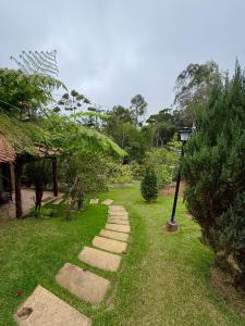 a street light next to a path in a yard at Chalé das Hortências - Parque Nacional do Caparaó in Pedra Menina