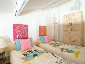 Dos camas individuales en una habitación con en Heated Pool Apartment in Uzes, en Uzès 32 fotos más