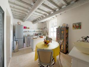 cocina con mesa y mantel amarillo en Heated Pool Apartment in Uzes, en Uzès