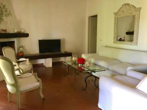 TV a/nebo společenská místnost v ubytování Tuscan Elegance by the Sea