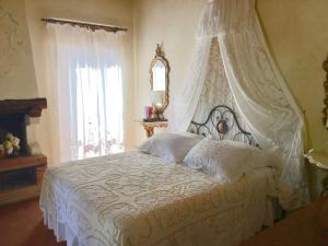 Postel nebo postele na pokoji v ubytování Tuscan Elegance by the Sea + 27 fotografií