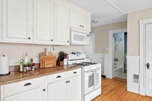 セーラムにあるSalem 3 Bedroom with Gameroom, Balcony, Parking, and moreのキッチン(白いキャビネット、コンロ付)