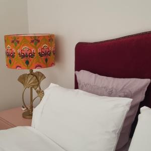 ein Bett mit einer Lampe und einem weißen Kissen in der Unterkunft Ballarat Heritage Retreat in Nerrina