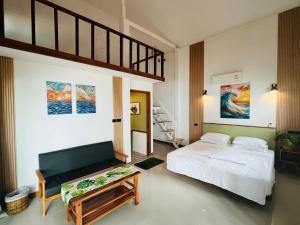 1 dormitorio con 1 cama y 1 loft en Chomjan Resort, en Ko Phayam