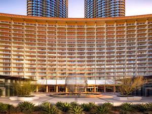 ロサンゼルスにあるFairmont Century Plaza Los Angeles at Beverly Hillsの噴水のあるホテル