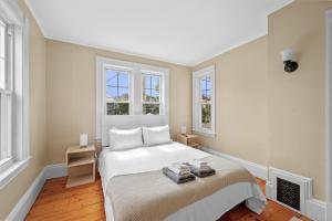 セーラムにあるSalem 3 Bedroom with Gameroom, Balcony, Parking, and moreのベッドと2つの窓がある寝室