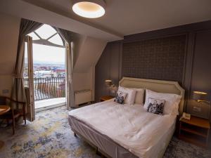 Giường trong phòng chung tại Mercure Sibiu Airport +141 ảnh