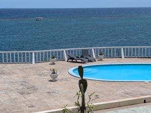 Πισίνα στο ή κοντά στο Tower Isles Condo with sea views