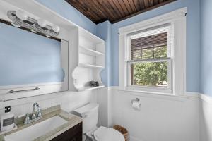 セーラムにあるSalem 3 Bedroom with Gameroom, Balcony, Parking, and moreの白いトイレと窓のあるバスルーム +29枚の写真