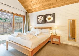 ファーナムにあるTilford Woods Lodge Retreatの大きなベッドと窓のある寝室