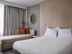 Postel nebo postele na pokoji v ubytování Novotel Bordeaux Mérignac