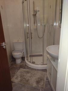 Bilik mandi di Stylish beach holiday flat - newly refurbished with 2 bedrooms