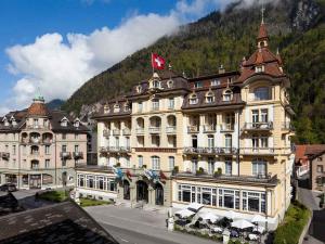 因特拉肯Royal St. Georges Hotel Interlaken - MGallery Collection的一座顶部悬挂着加拿大国旗的大楼