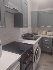 Dapur atau dapur kecil di Stylish beach holiday flat - newly refurbished with 2 bedrooms