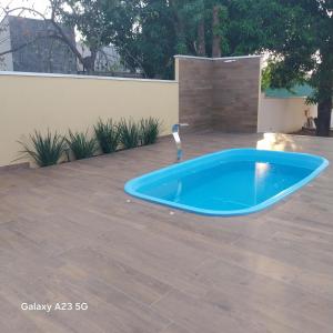 uma piscina no meio de um pátio em Casa Pomar em Bonito